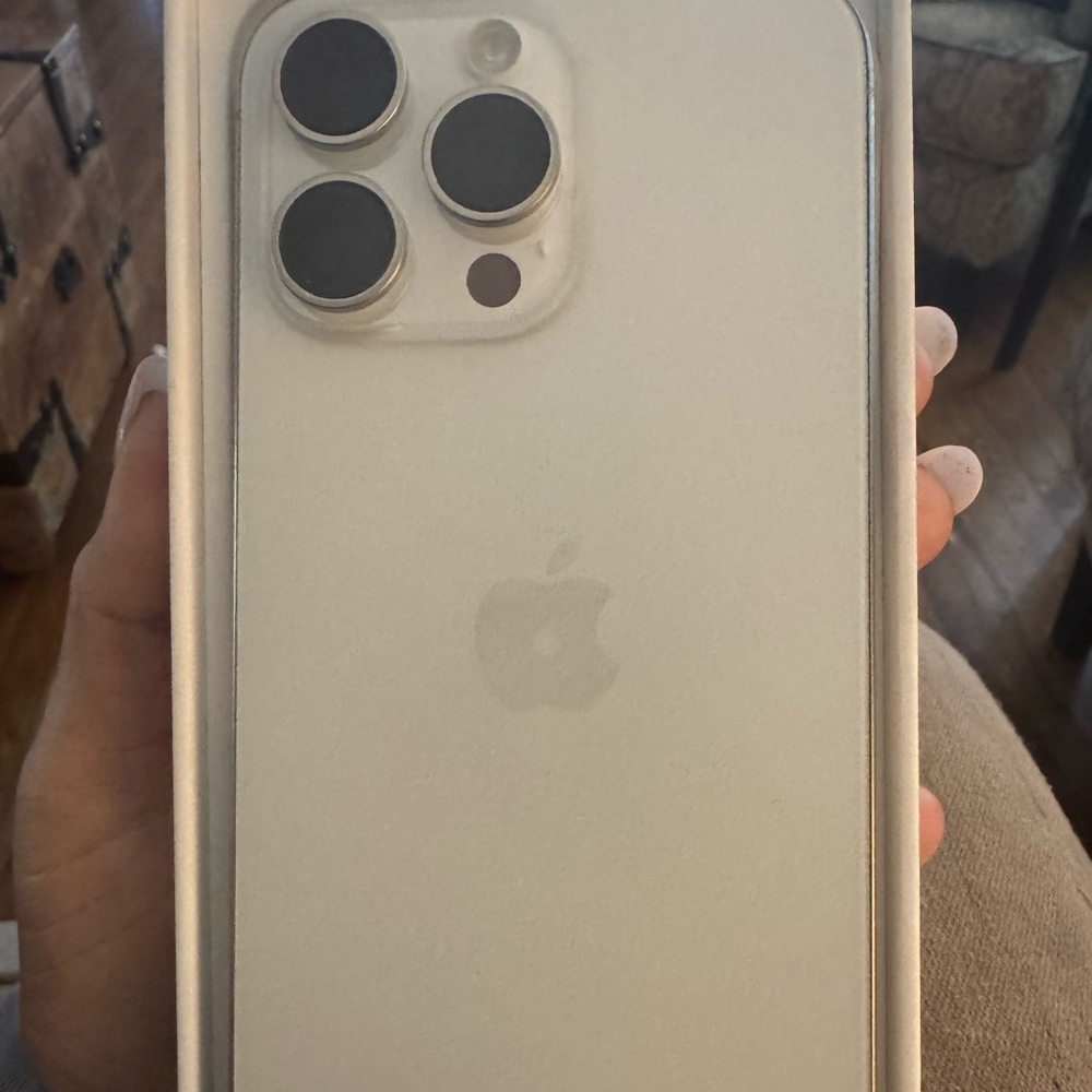 Silver Smartphone - Picture 4 of 13